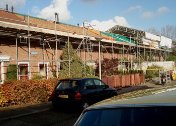 Het vervangen van asbest daken door isolerende daken.