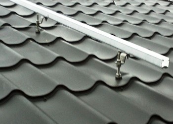 Full Black panelen’ op schuin dak van stalen platen